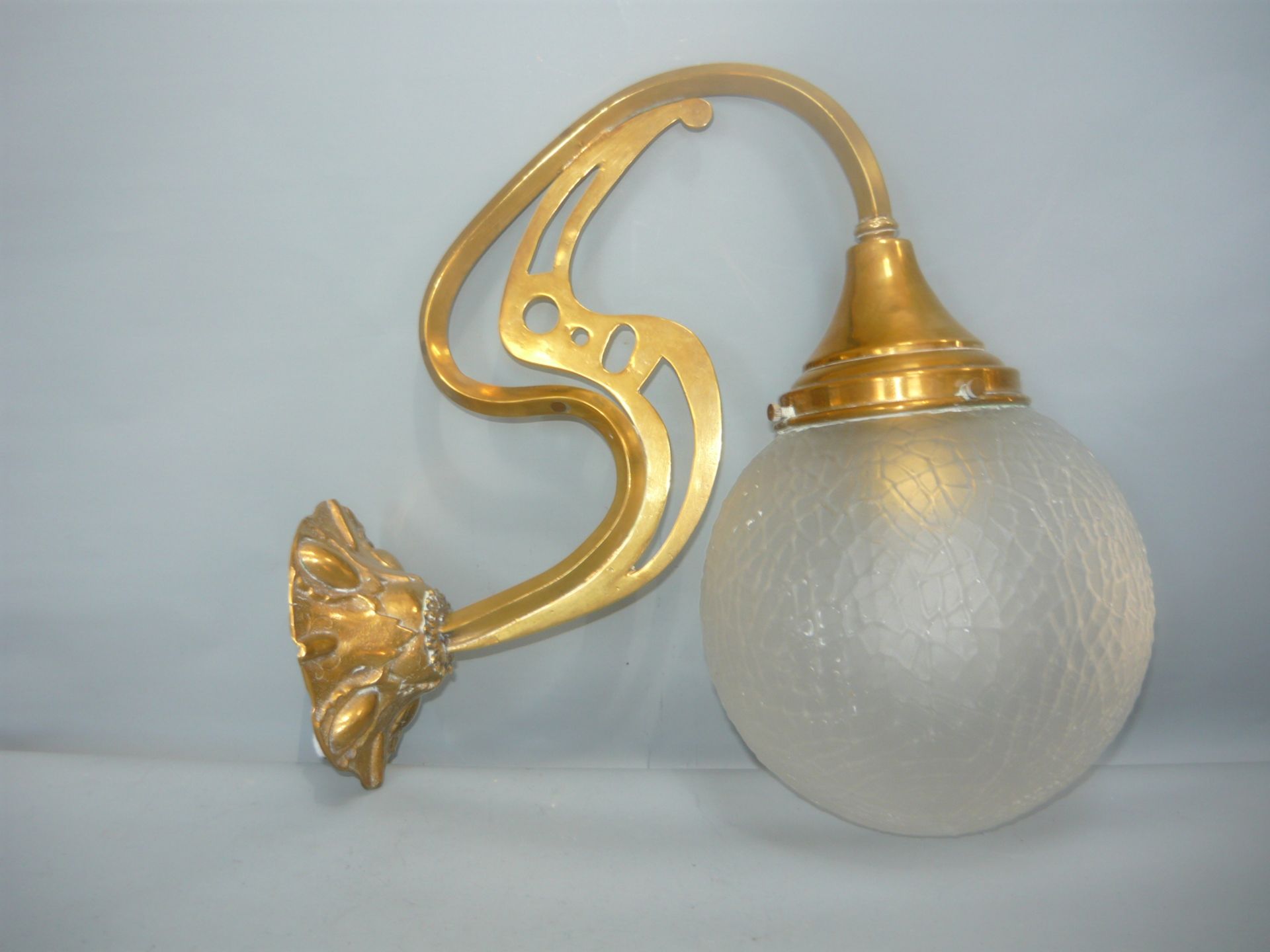 Jugendstil Wandlampe. Metall & Glas. Nicht geprüft und ohne Garantie. L. 31, H. 29cm.