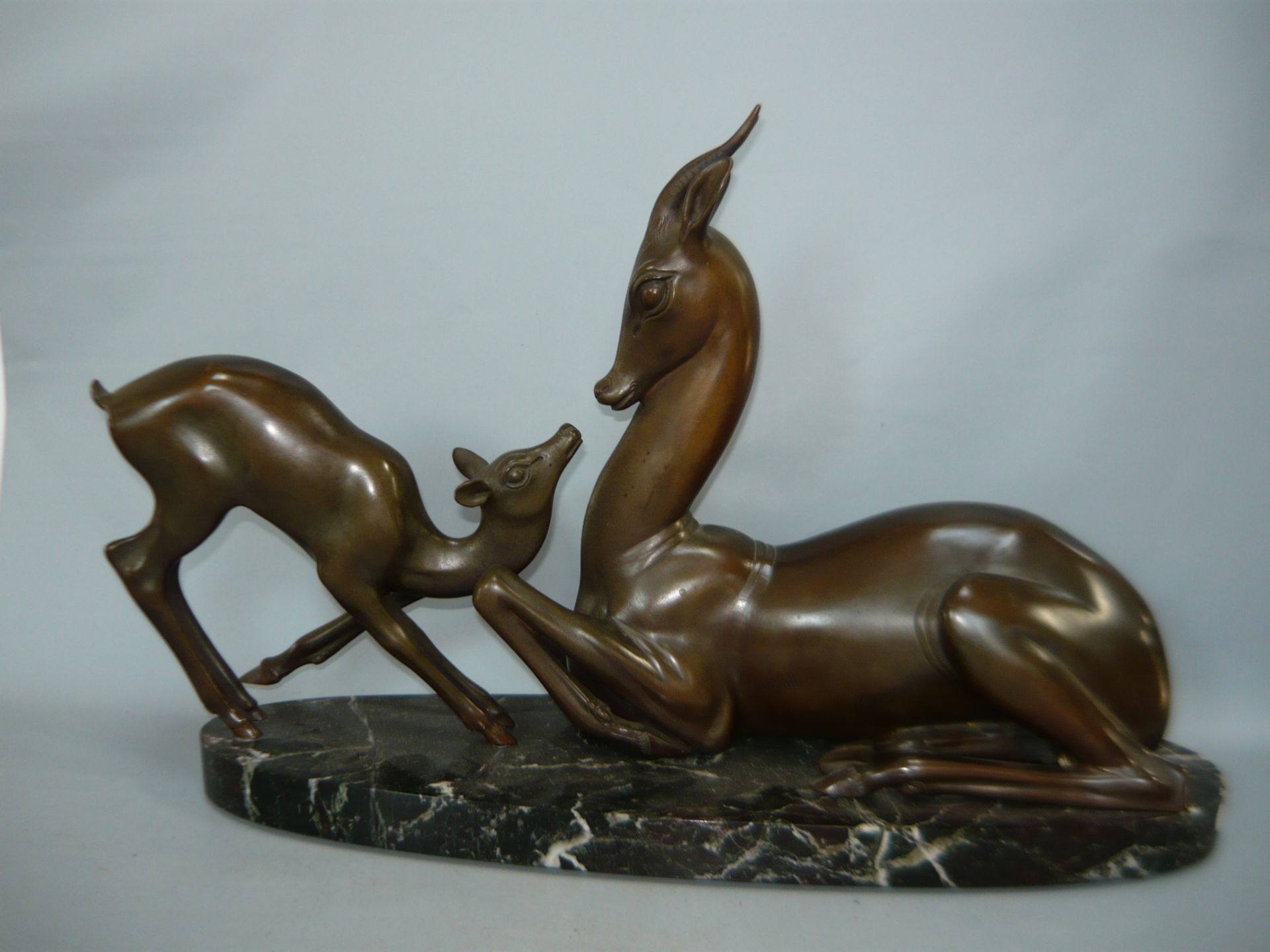 Sehr große Bronzefigur auf Steinsockel im Art Deco /Bauhaus-Style. Reh mit Kalb. 20.Jhdt. L. 53cm,