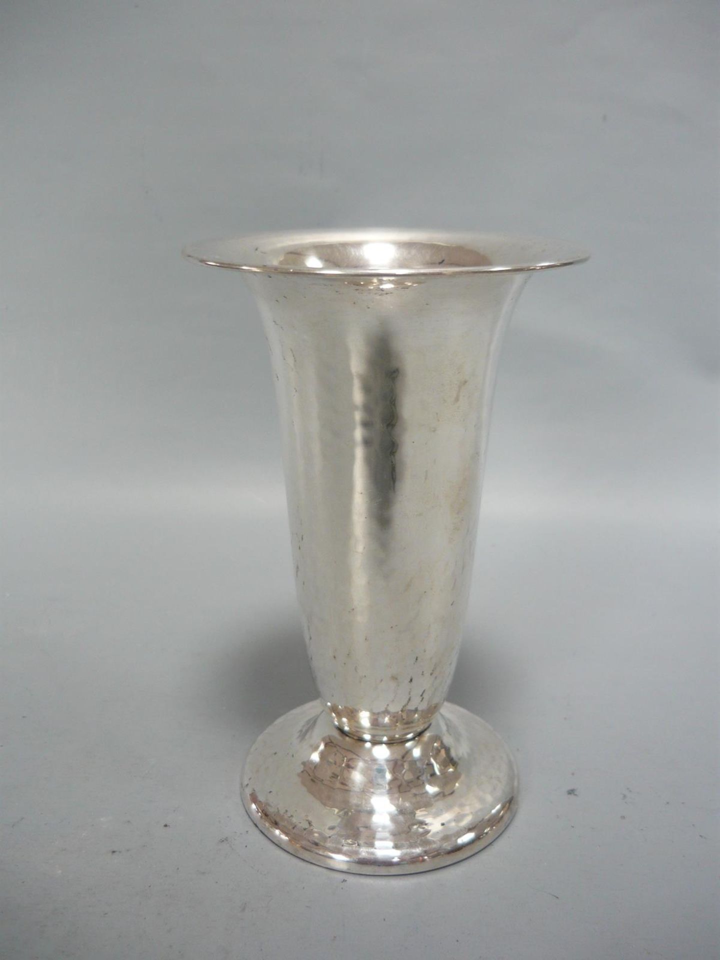 Gehämmerte Vase im Bauhaus-Style. Elegante trichterform. 800er Silber. H. 14cm. Gewicht 182gr.