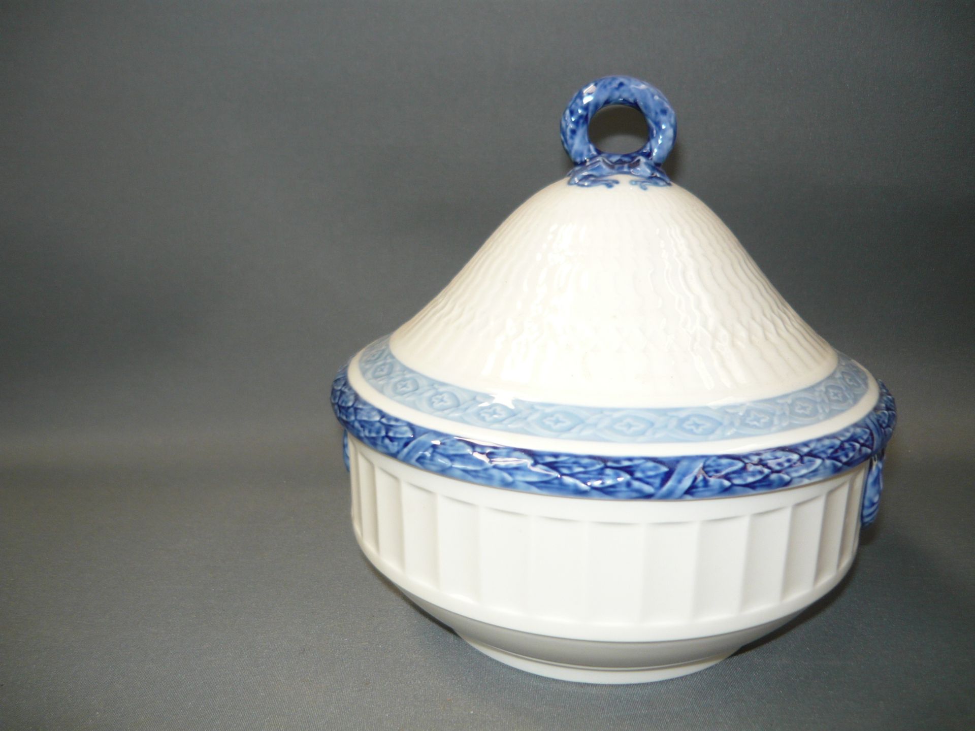 Royal Copenhagen. Fächer blau. Entwurf Arnold Krogh. Großes rundes Deckelgefäß. H. & ø 18cm.