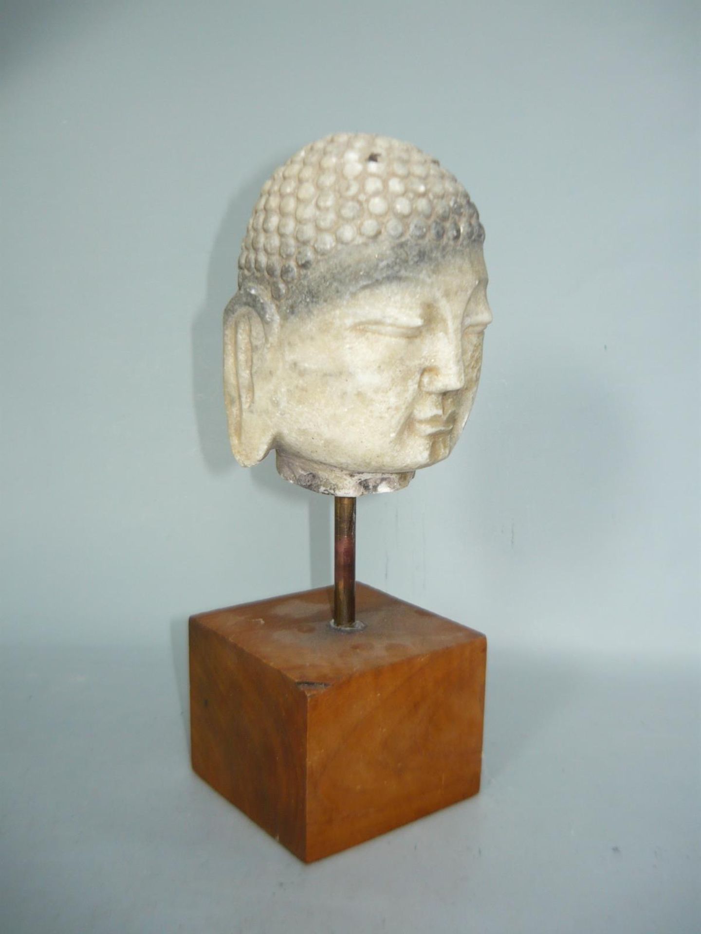 Buddha-Kopf. Stein auf Sockel. Kopf ca. 13cm, Gesamthöhe ca. 25cm. - Image 2 of 2