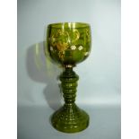 Übergroßes Pokalglas. Grünes Farbglas mundgeblasen. Qualitätvoll bemalt. Um 1880. H. 30cm.