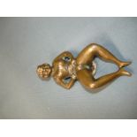 Liegende Frau in sehr erotischer Pose. Bronze. 20.Jhdt. L. 8cm.