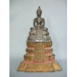 Sitzende Buddhafigur in Bronze. Dazu getreppter Sockel in Metall, tlw golden. Asien, 20.Jhdt.