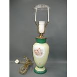 Tischlampe. Glas mit Metallmontierung. Engel Motiv. Um 1900. Nicht geprüft und ohne Garantie.