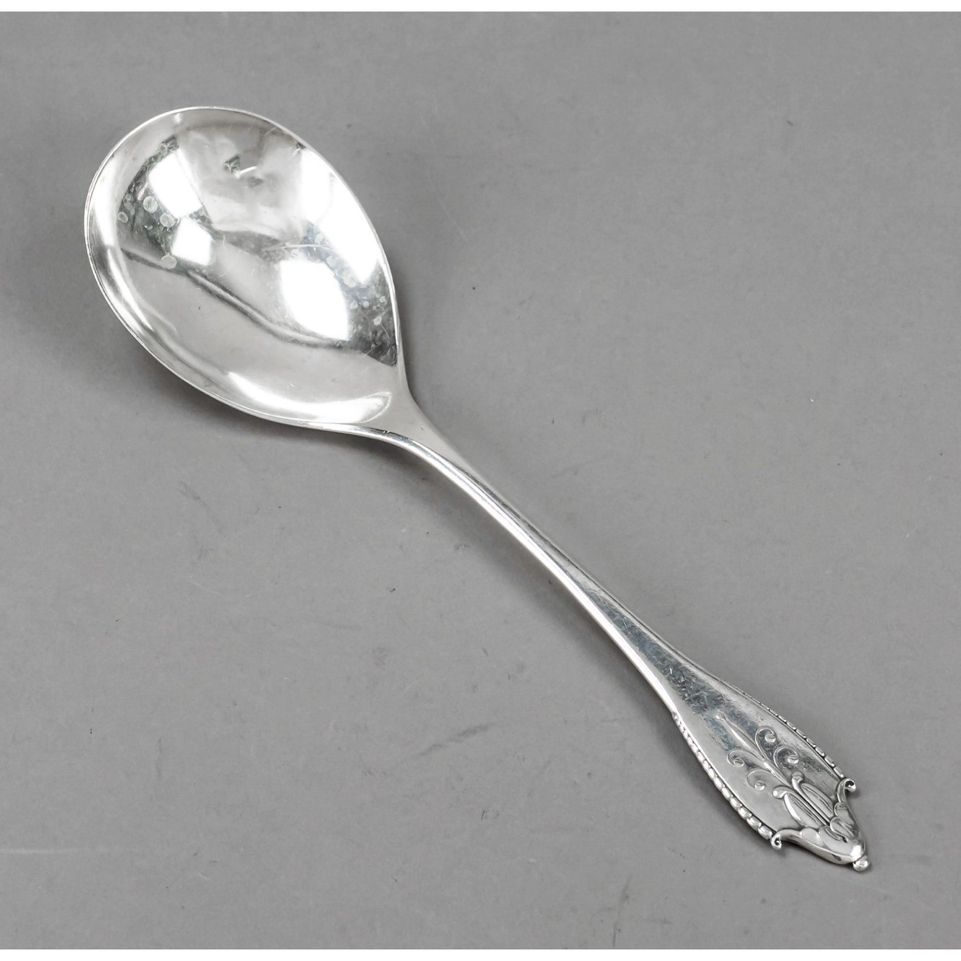 Großer Vorlegelöffel, Dänemark, um 1920, MZ: Georg Jensen, Kopenhagen, Silber 830/000,