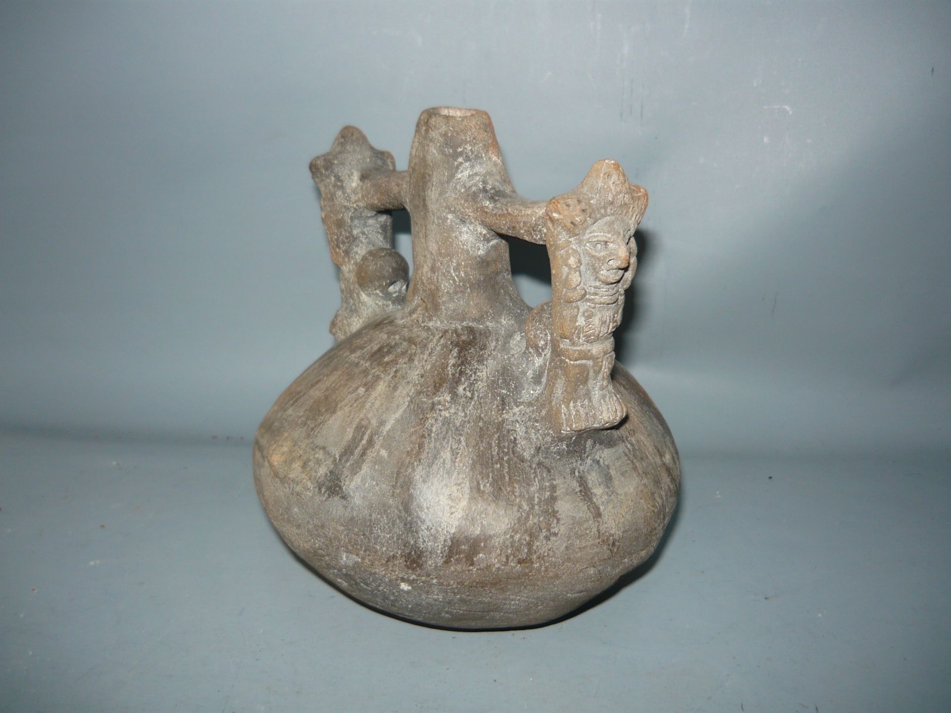 Keramikgefäß. An den Griffenden Köpfe bzw Masken. H. 16cm. - Image 2 of 2
