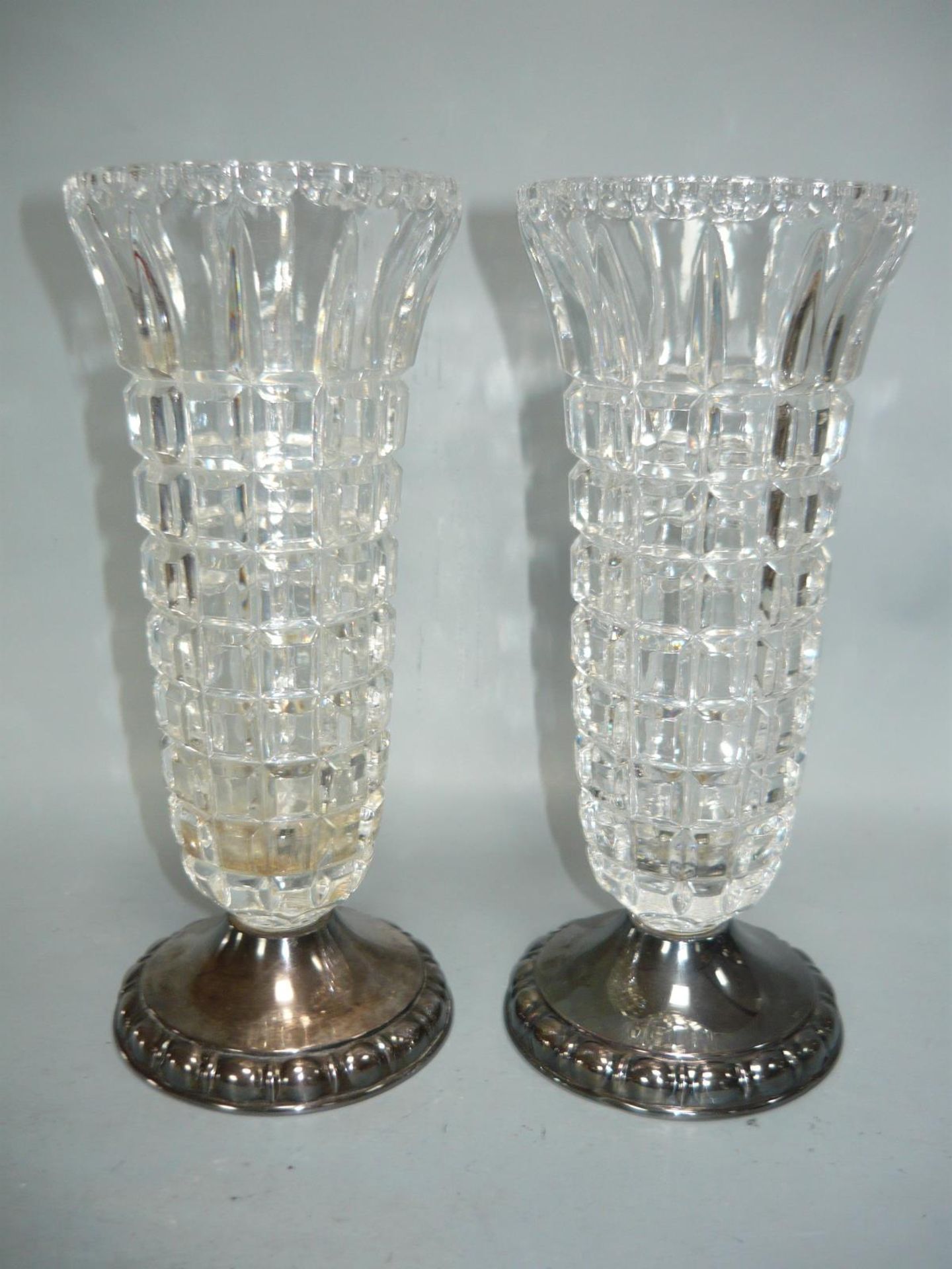 Paar große elegante Kristallvasen mit Silberfüßen (gefüllt). 800er Silber. H. 21cm.
