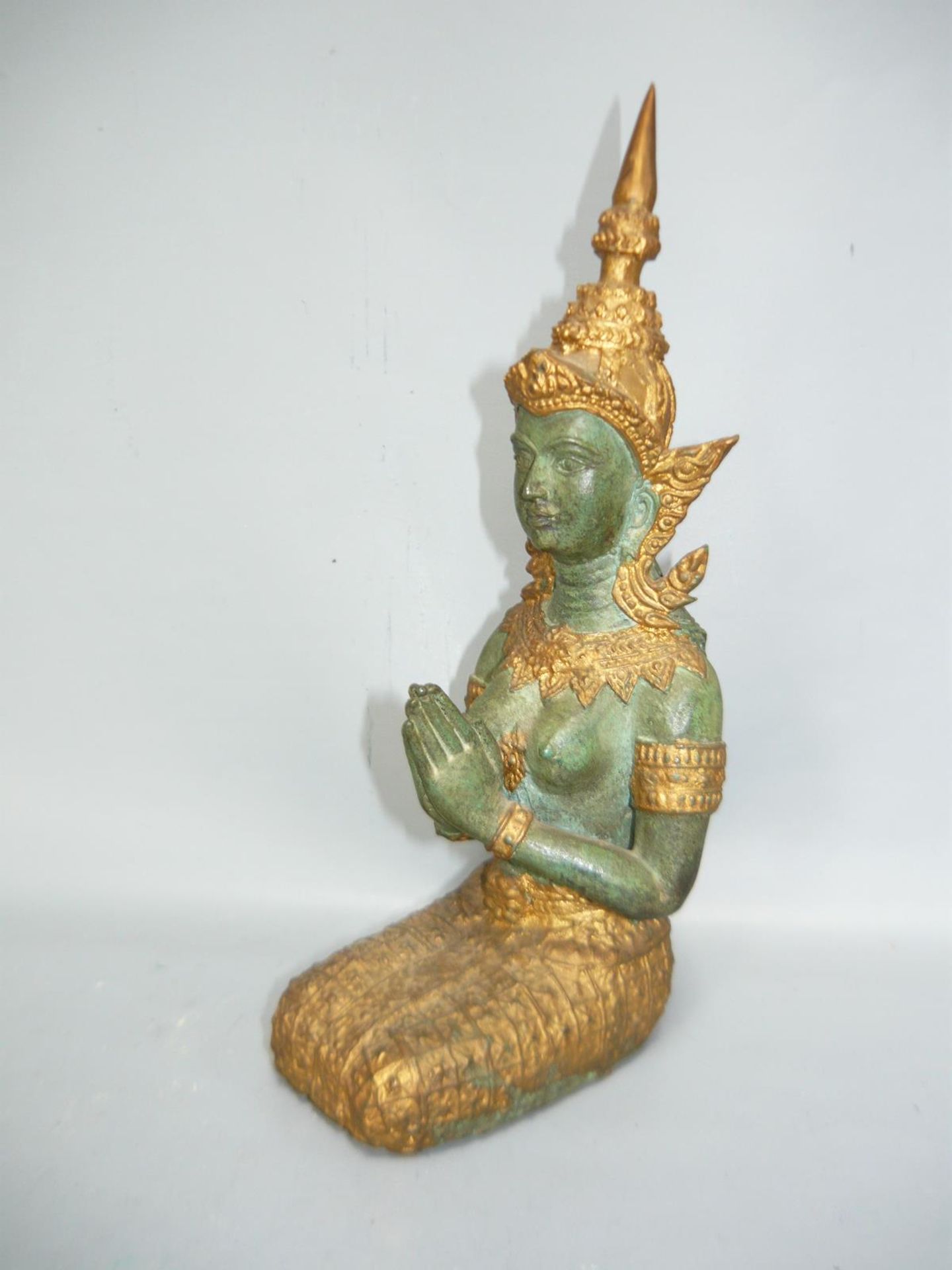Sitzende Figur in betender Pose. Bronze, teilvergoldet. Asien 20.Jhdt. H. 19cm.