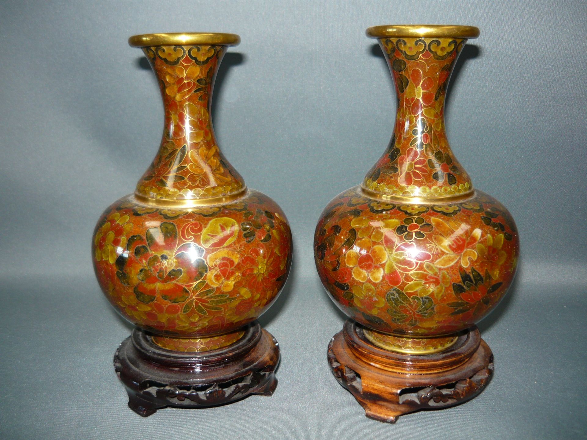 Paar Cloisoné-Vase mit Holzsockeln. China, 20.Jhdt. H. je 20cm.