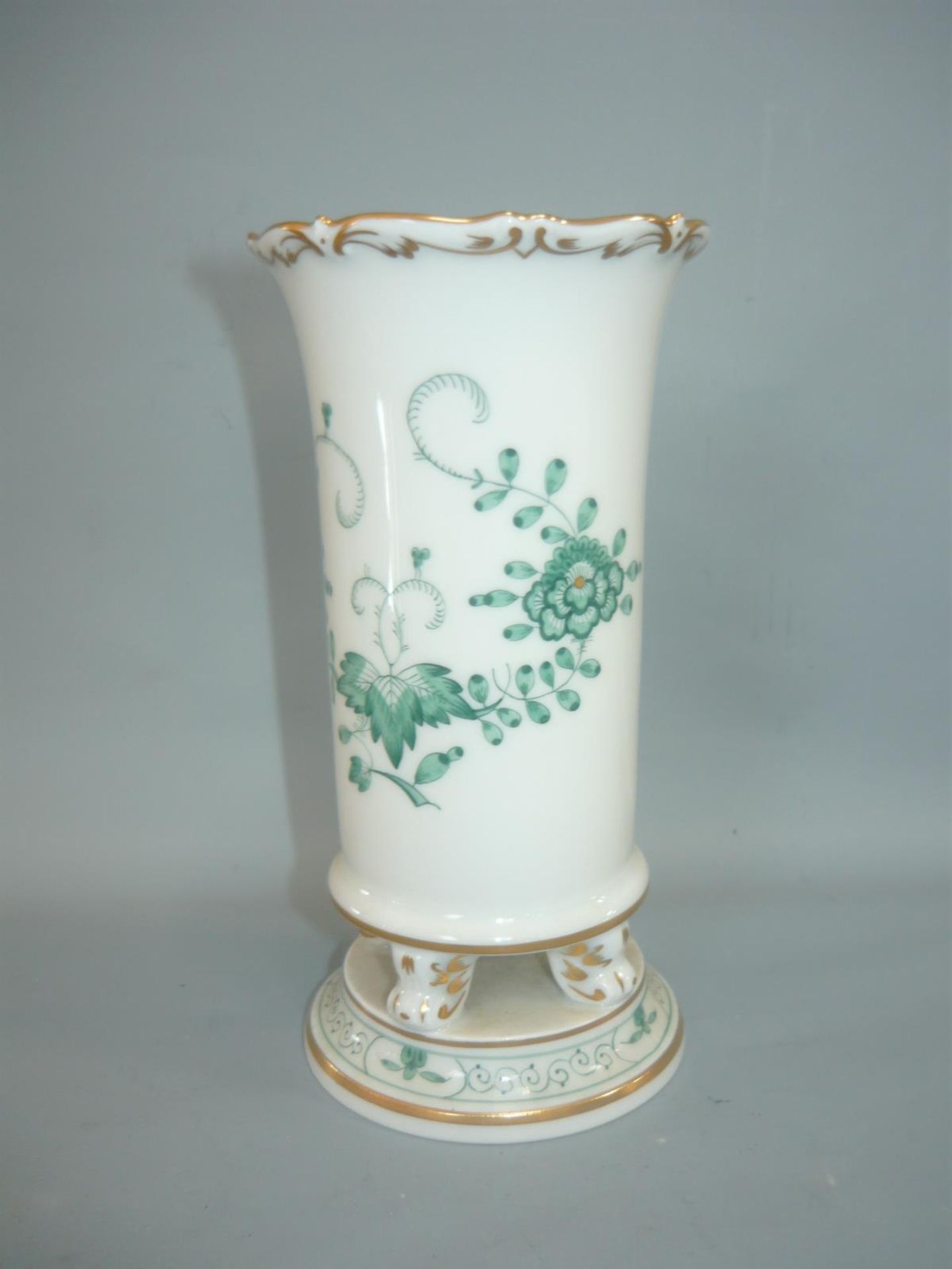 Meissen (Schwerter). Indisch Grün. Exclusive Fußvase. Erste Wahl. H. 14cm.