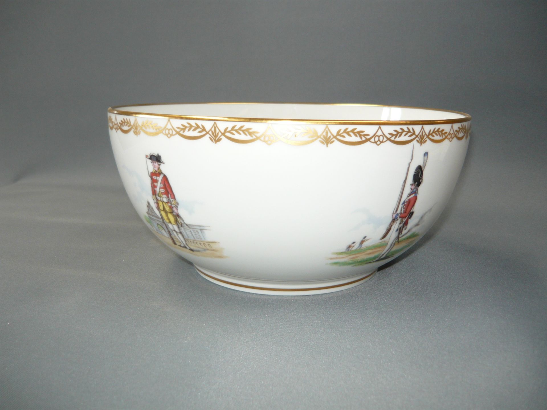 Royal Copenhagen. Große Bowle. Darstellungen der königlichen Leibgarde. Ø 24cm, H. 12cm.