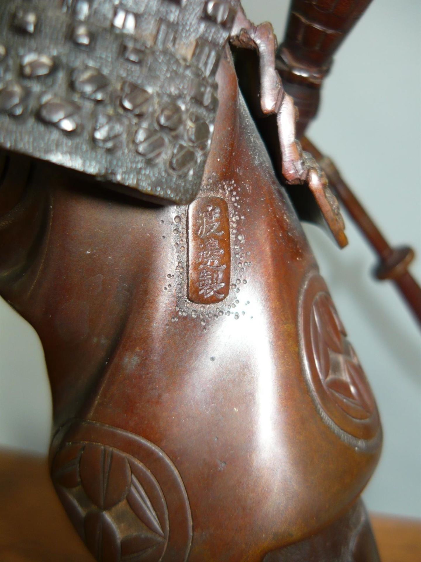 Große Kriegerfigur. Bronze auf Holzsockel. Japan um 1900. Waffe zweiteilig und einführbar. Punze. - Image 4 of 4