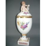 Royal Copenhagen. Großer Pokal mit Putto. Handmalerei auf der Glasur. Erste Wahl. H. 29cm.