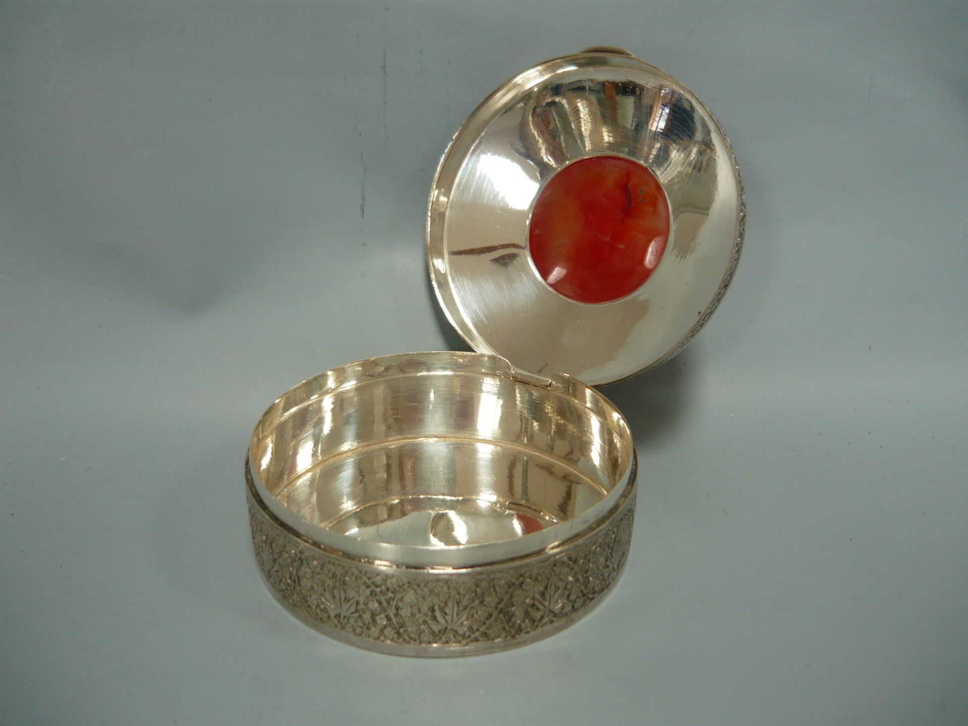 Sammelwürdige Silberdose mit eingesetztem Karneol. Silber über 750er). Ø 8cm, H. 4,5cm. - Image 3 of 3
