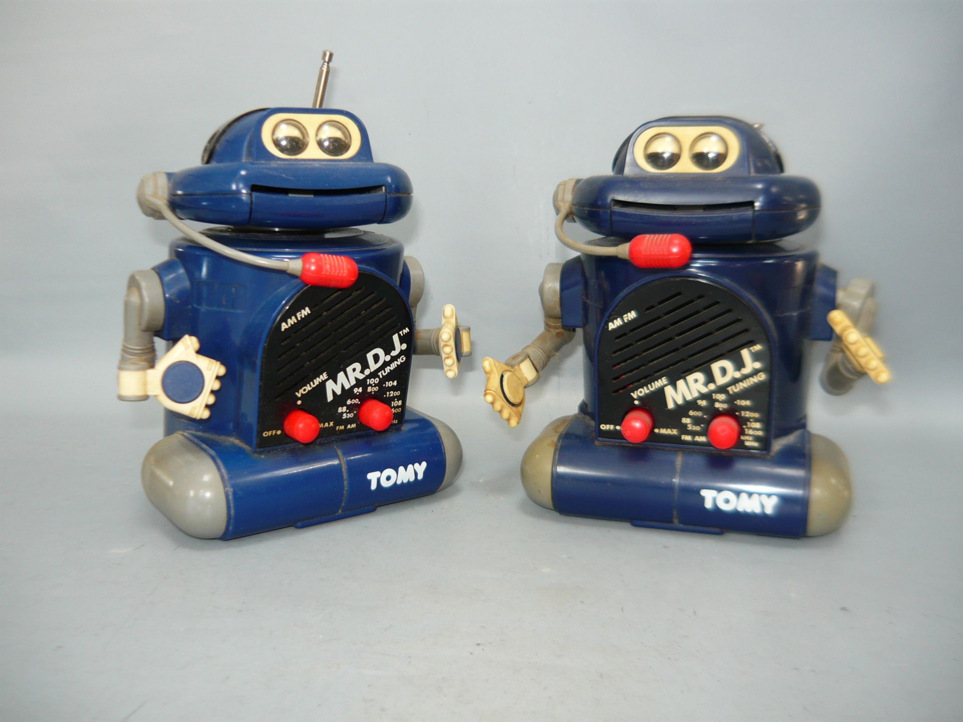 TOMY Robotter (2). Batteriebetrieb. Nicht geprüft und ohne Gewährleistung. H. ca. 17cm.