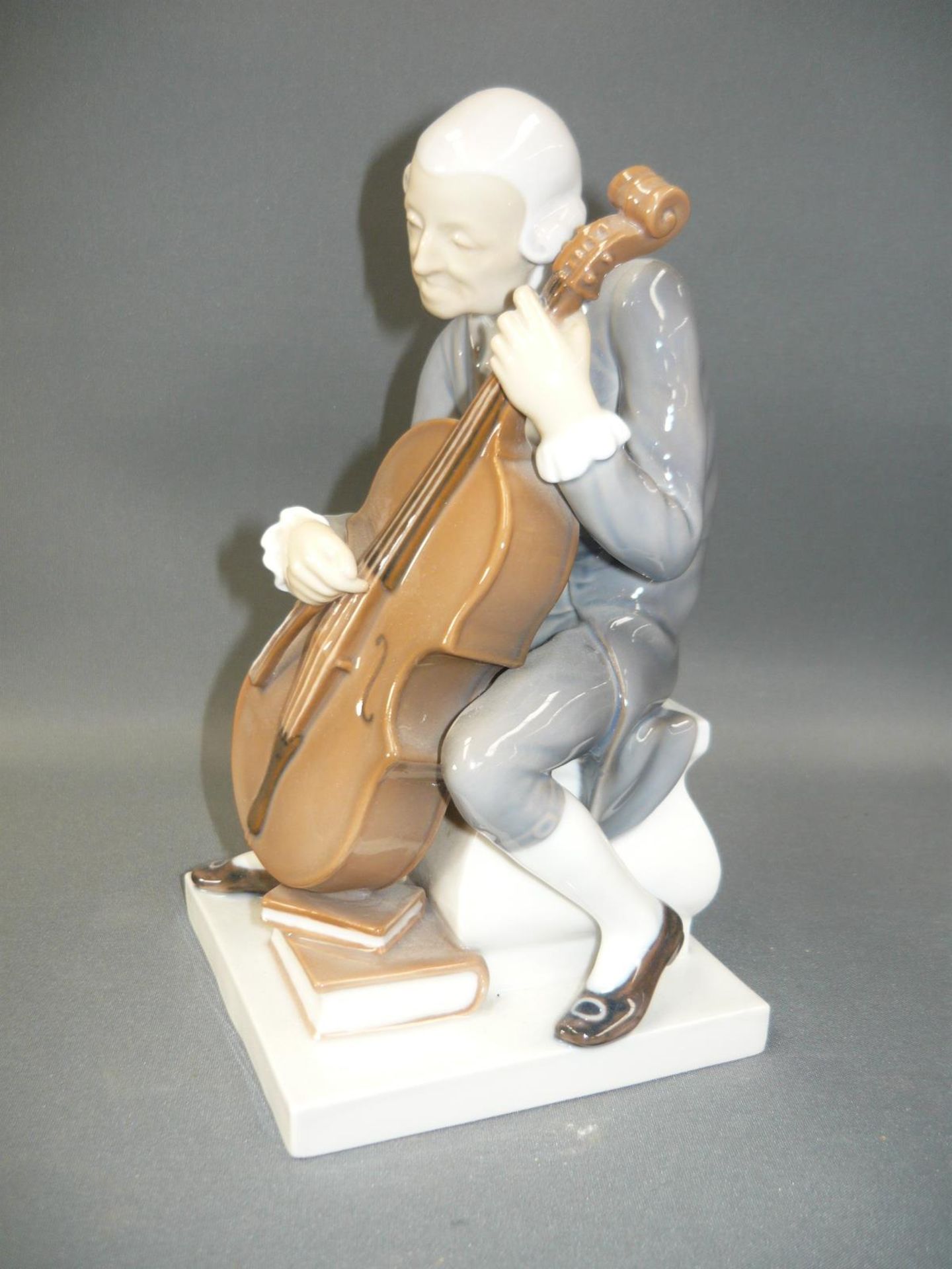 B&G Kopenhagen. Cellist. Erste Wahl. 20.Jhdt. H. 21cm. - Bild 2 aus 2