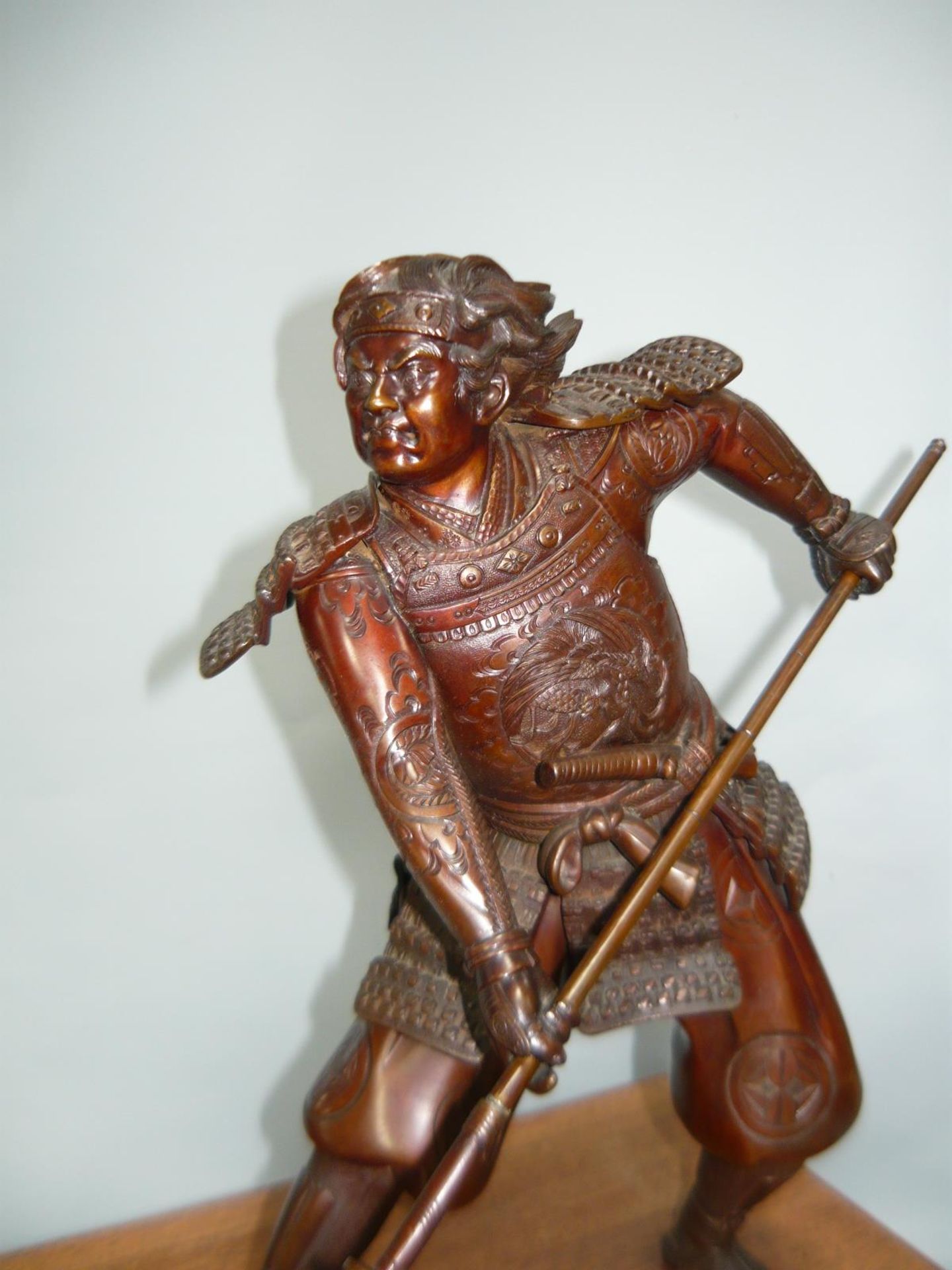 Große Kriegerfigur. Bronze auf Holzsockel. Japan um 1900. Waffe zweiteilig und einführbar. Punze. - Image 2 of 4