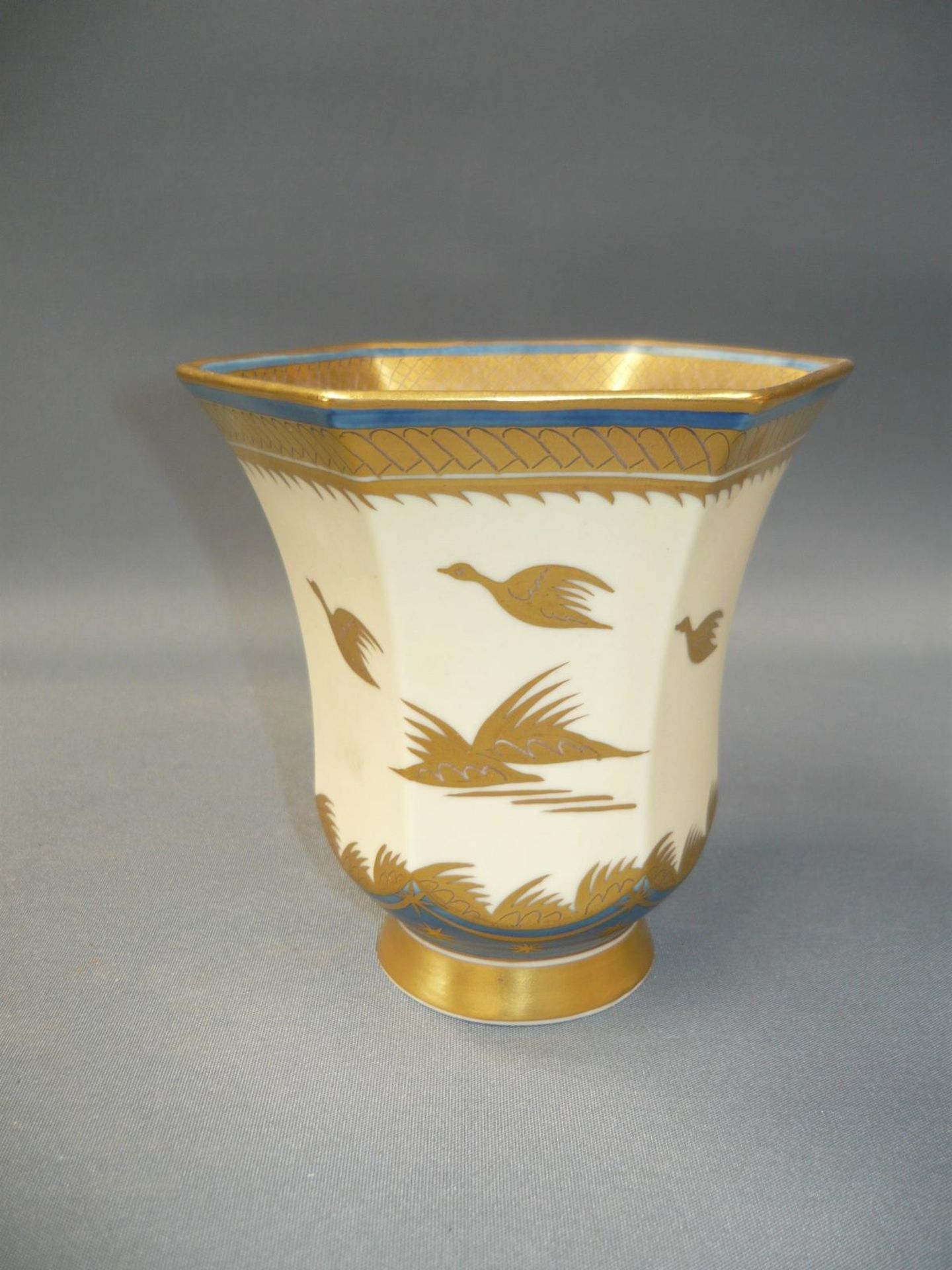 Royal Copenhagen. Kantiger Fußbecher mit seltener Bemalung. Erste Wahl. H. 12cm. - Image 2 of 2