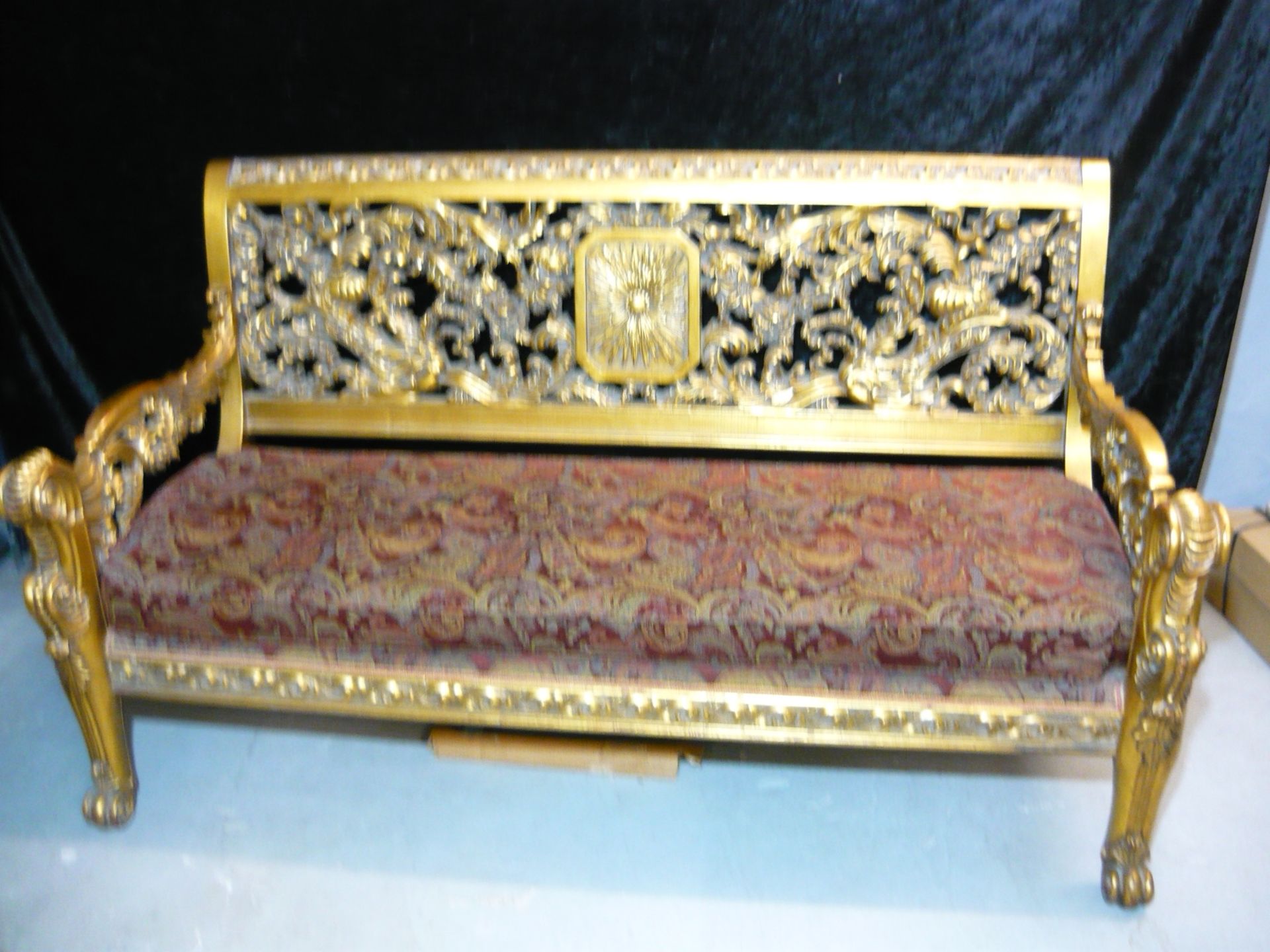 Prunkvolles Sofa im französischen Sansoussi-Style. Wohl 20.Jhdt. Roter gewebter Bezug. Maß ca. L. - Bild 2 aus 2