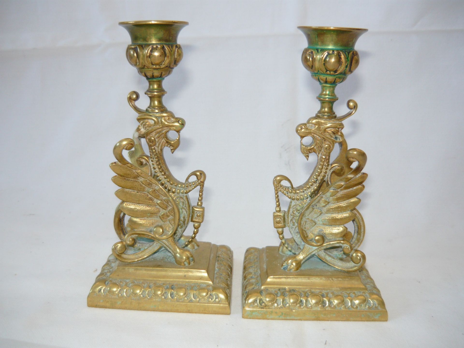 Paar Kerzenständer mit Drachen im Mittelteil. Historismus um 1880. H. 14cm,