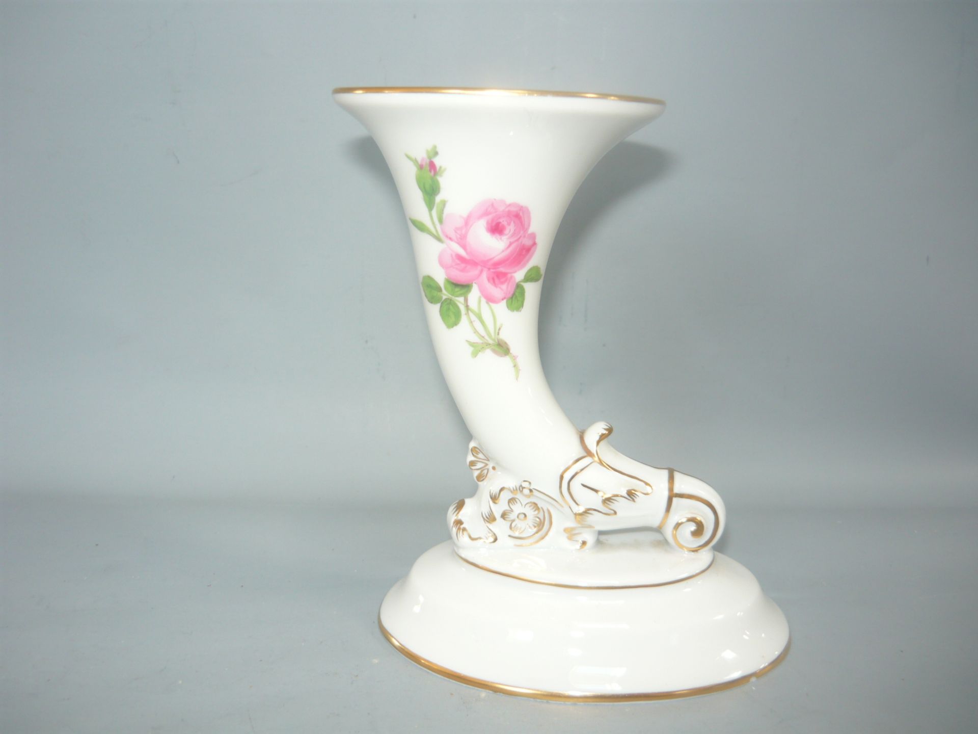 Meissen. Rote Rose mit Goldrand. Füllhorn auf Sockel. Erste Wahl. H. 12cm.