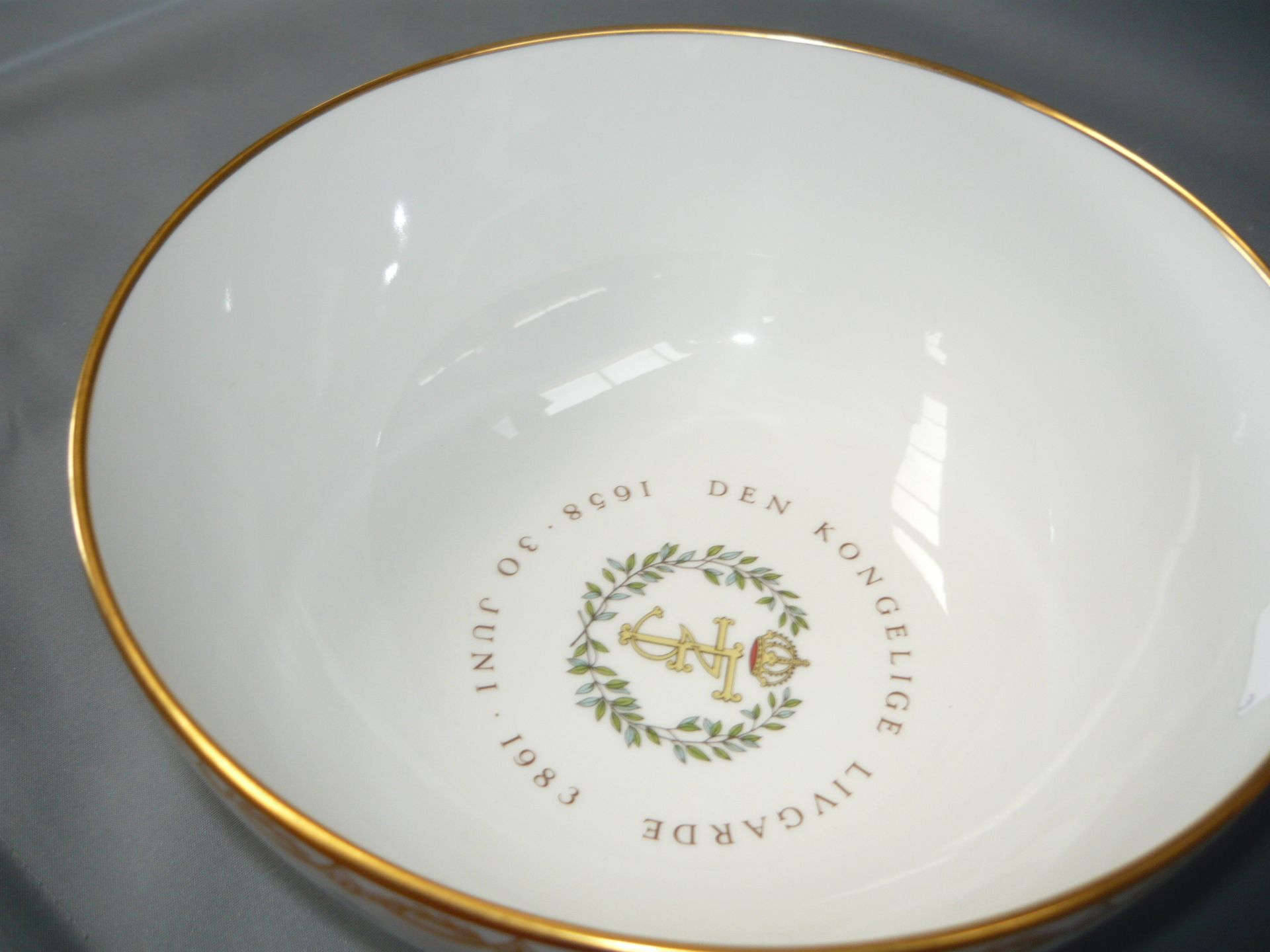 Royal Copenhagen. Große Bowle. Darstellungen der königlichen Leibgarde. Ø 24cm, H. 12cm. - Bild 2 aus 2