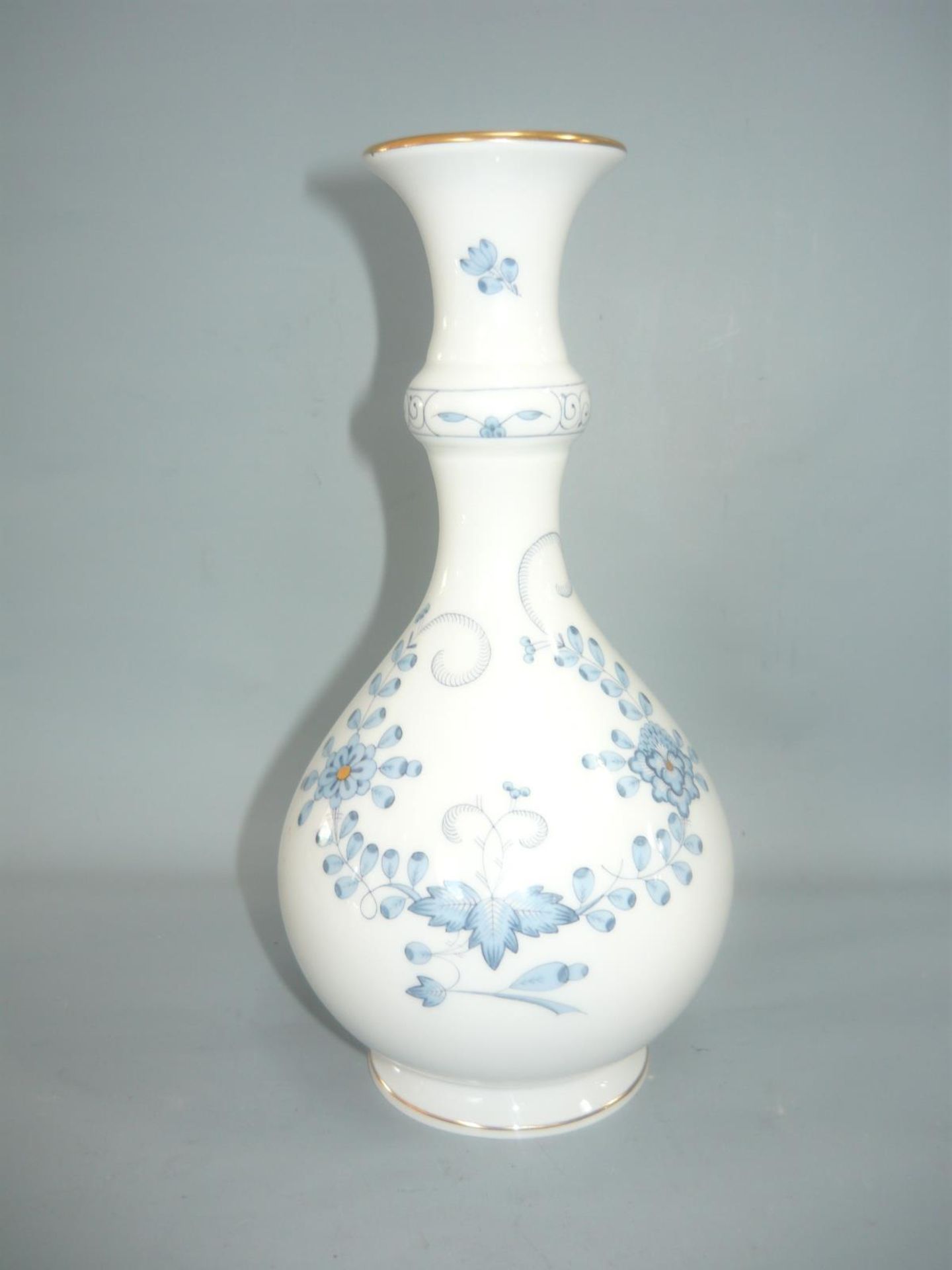 Meissen (Schwerter). Indisch Blau. Tolle Vase für einzelne Blüten. Erste Wahl. H. 18cm.