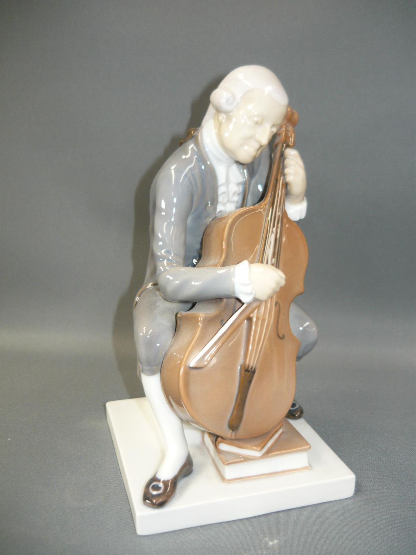 B&G Kopenhagen. Cellist. Erste Wahl. 20.Jhdt. H. 21cm.