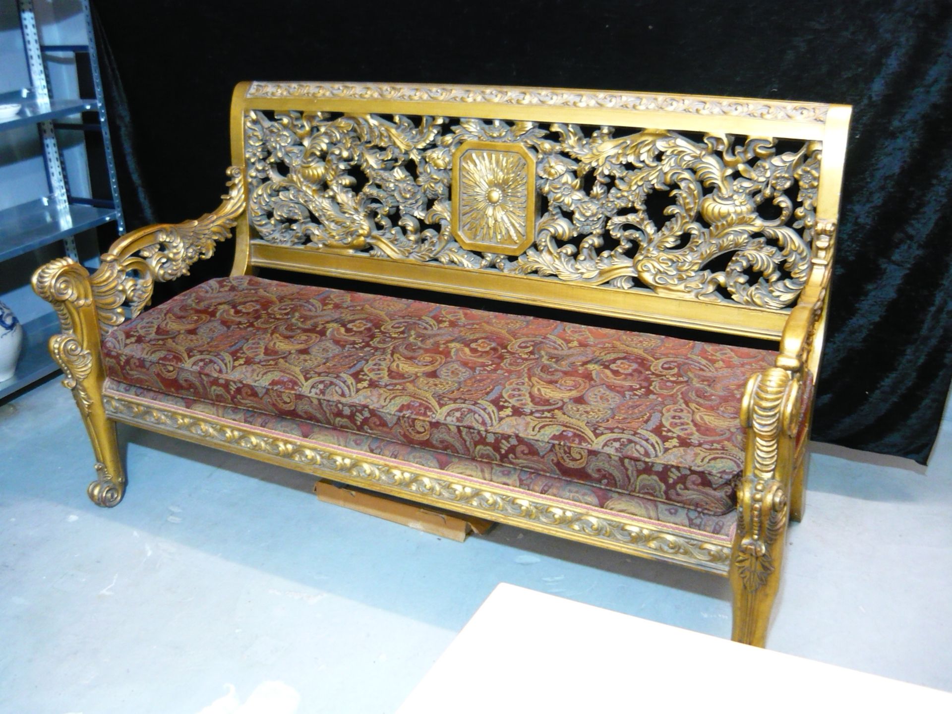 Prunkvolles Sofa im französischen Sansoussi-Style. Wohl 20.Jhdt. Roter gewebter Bezug. Maß ca. L.