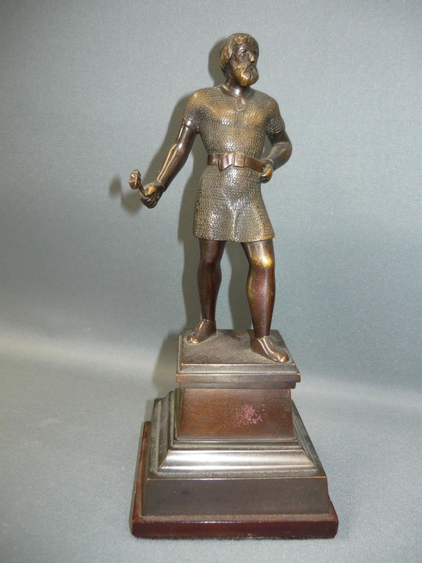 Stehender Wikinger mit Hammer in Kettengewand. Bronze auf Metallsockel. 20.Jhdt. H. 21cm.