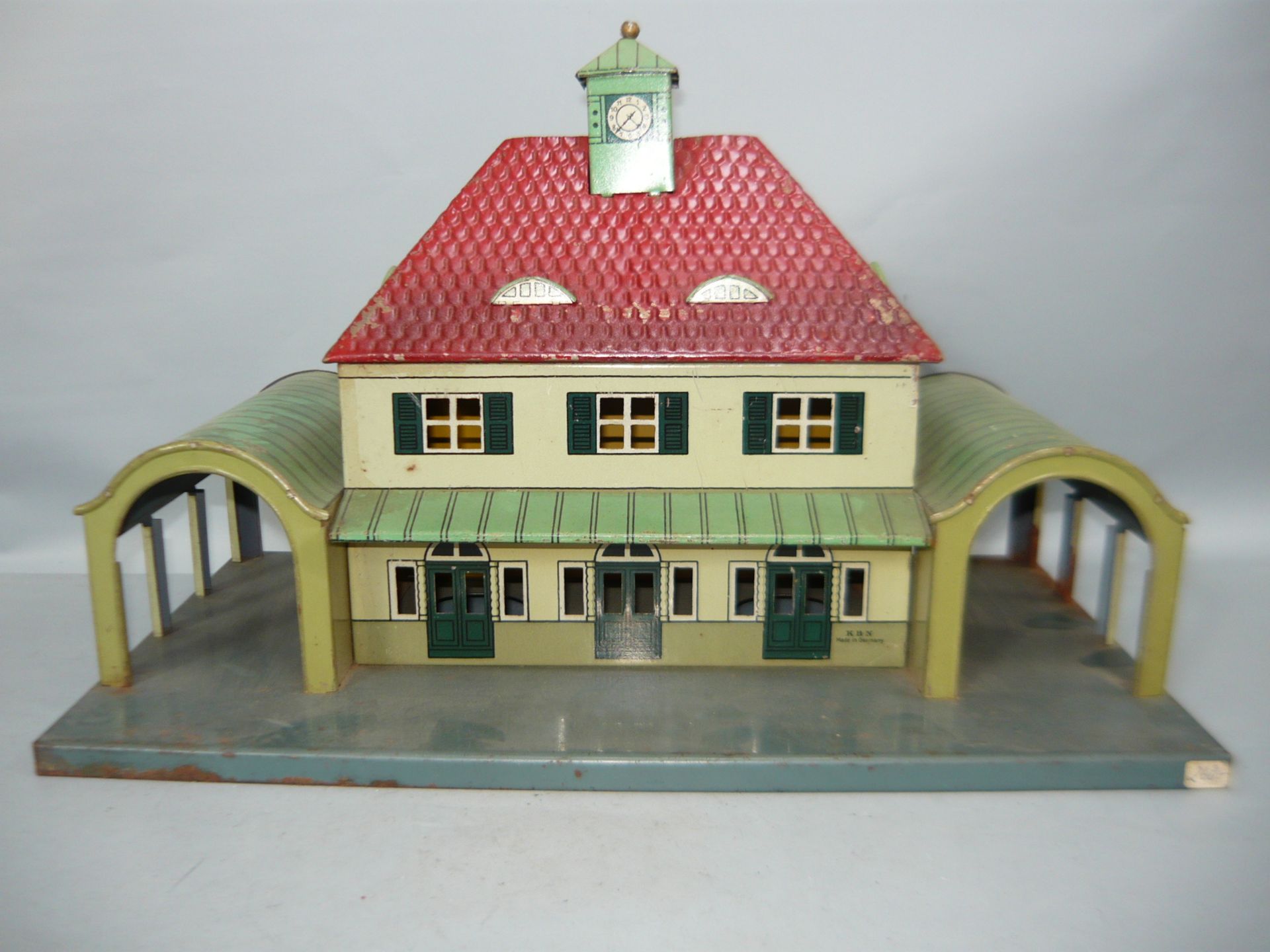 Großer Blech Bahnhof. KBN. Dach abnehmbar. Vintage. Altersspuren. L. ca. 36cm.