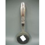 Georg Jensen. Heber für Petite Fours und Gebäck. Griff in Sterling Silber. L. 21cm.