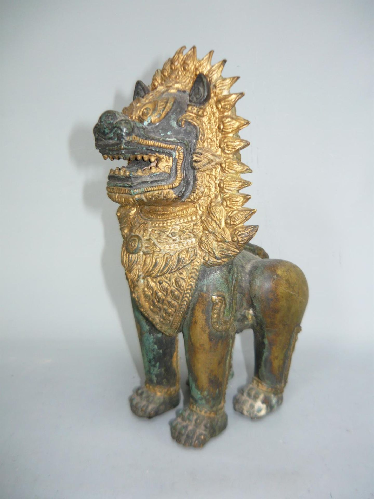 Tempellöwe. Bronze, teilvergoldet. Asien, 20.Jhdt. H. 20cm.
