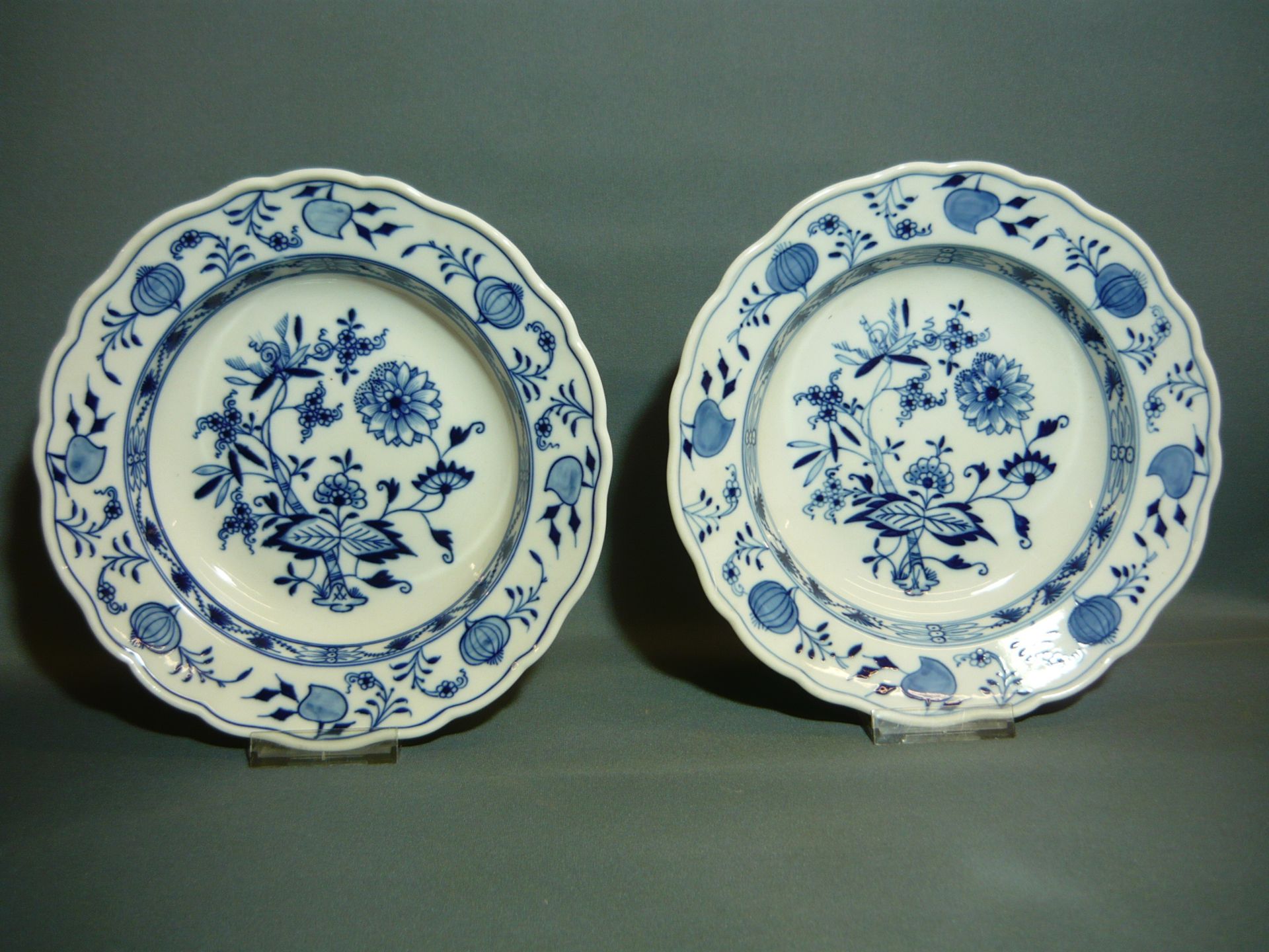 Meissen (Schwerter) Zwiebelmuster. Zwei große tiefe Teller. I.W. ø 23cm.