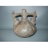 Keramikgefäß. An den Griffenden Köpfe bzw Masken. H. 16cm.