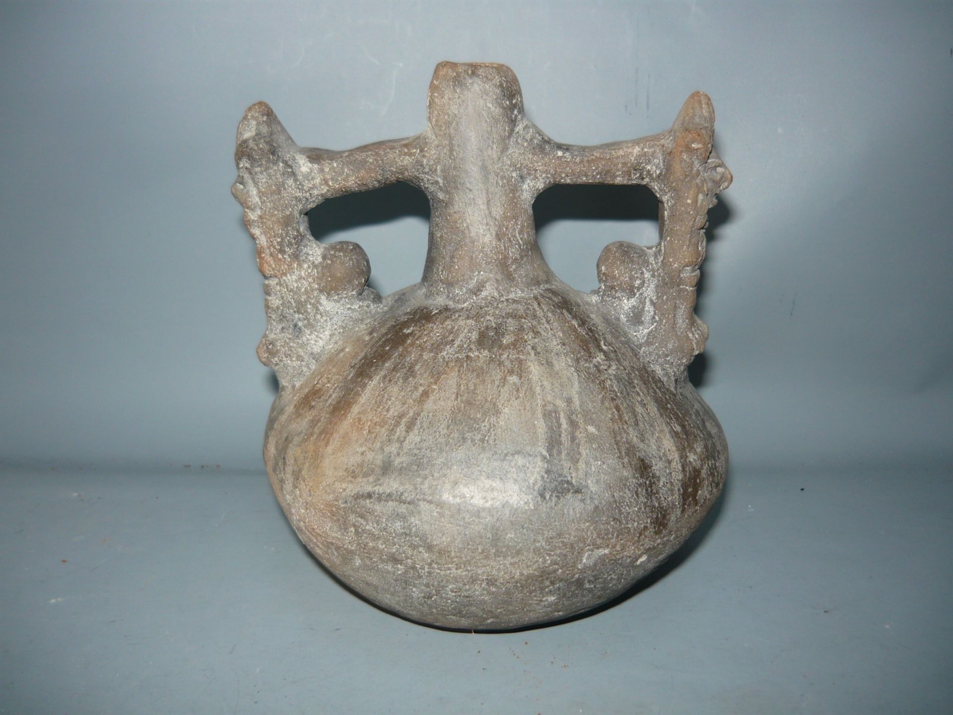 Keramikgefäß. An den Griffenden Köpfe bzw Masken. H. 16cm.