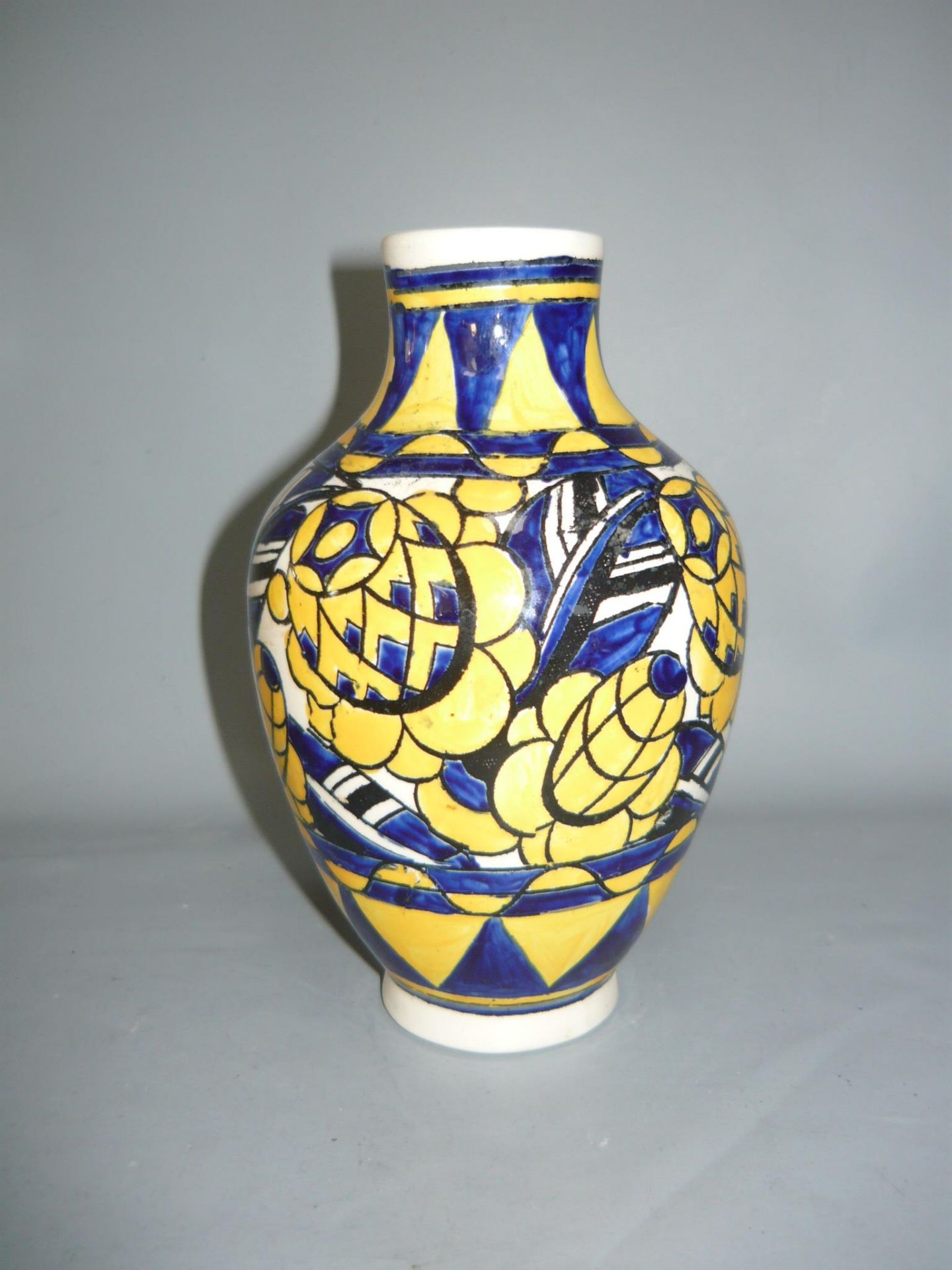 Boch, Belgien. Art Deco Vase mit geometrischen Blumen. Des. 1078. H. 18cm.