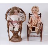 Zwei Puppen im Stuhl. Kämmer &