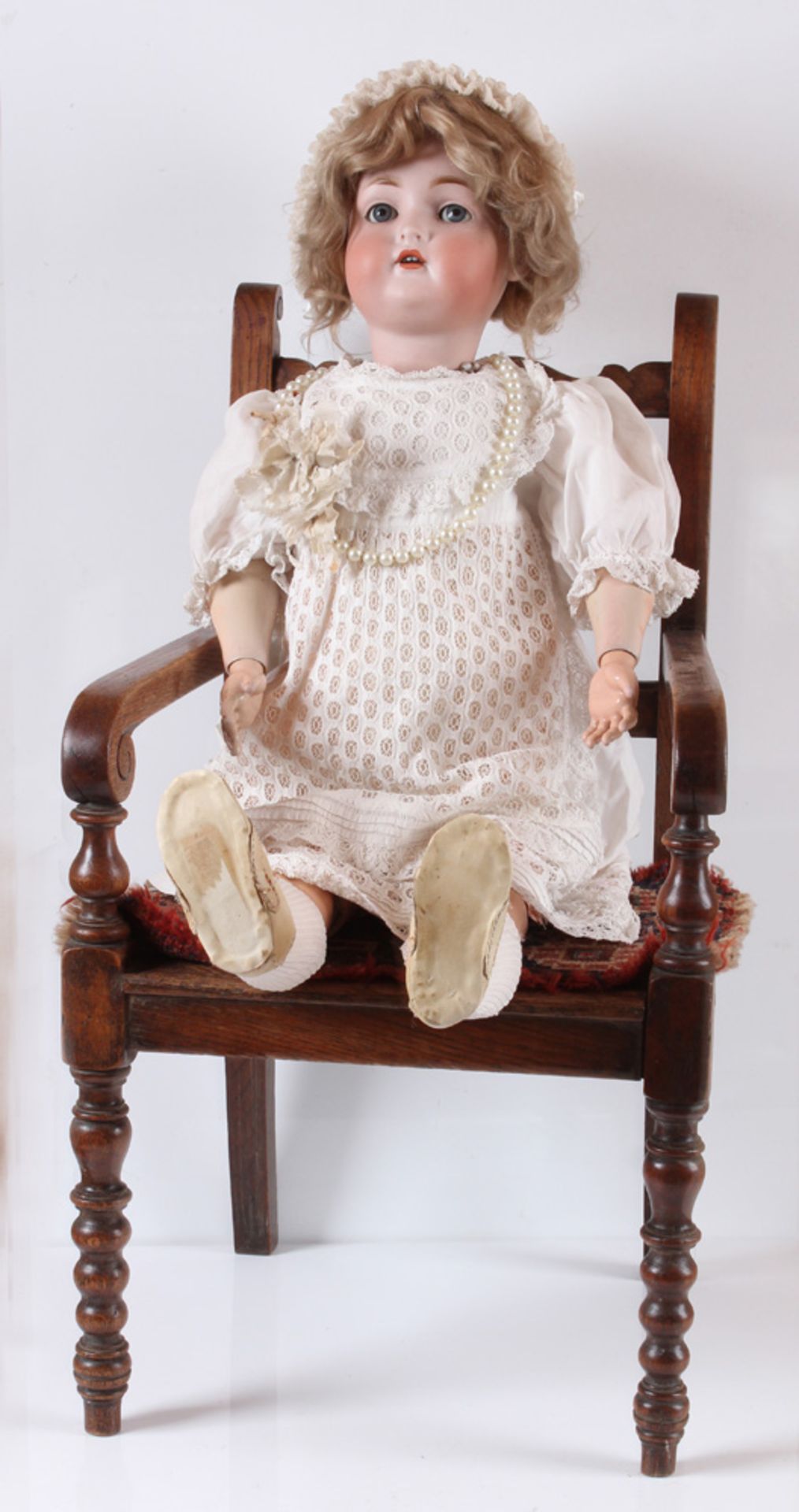 Große Puppe im Stuhl. Bruno Schmidt,
