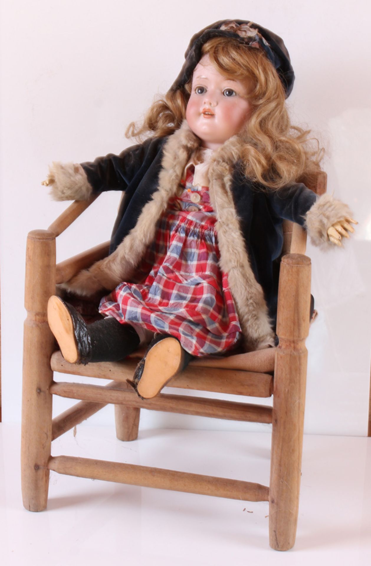 Puppe mit Stuhl. Armand Marseille.