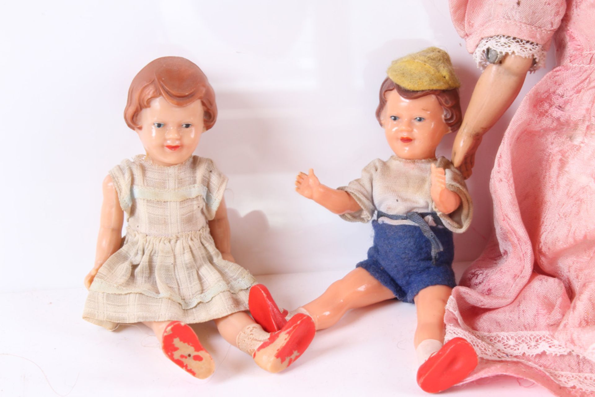 Drei Puppen im Bett. August Riedele - Image 2 of 4