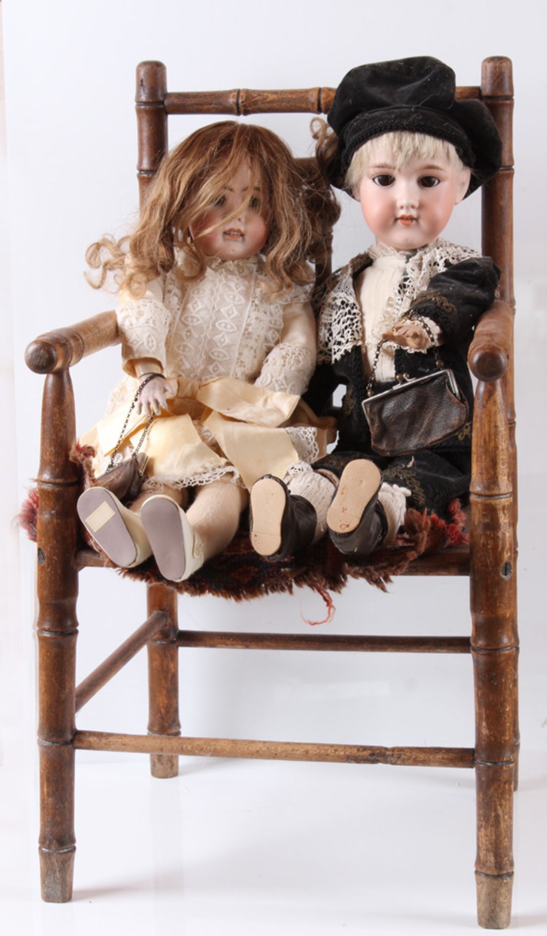 Zwei Puppen im Stuhl. Armand Marseille