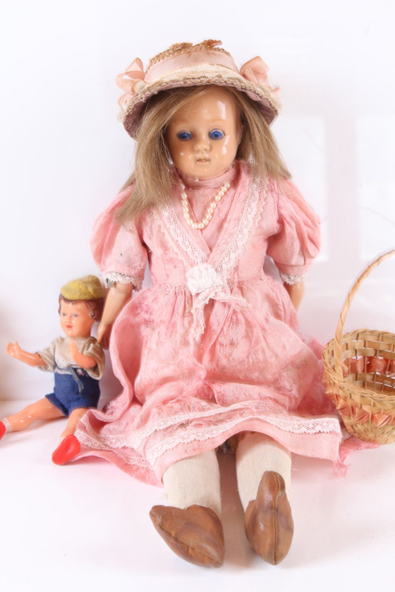 Drei Puppen im Bett. August Riedele - Bild 3 aus 4
