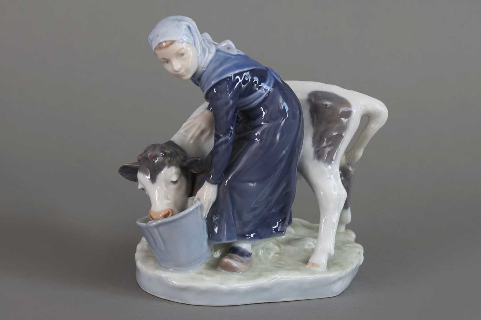 ROYAL COPENHAGEN Porzellanfigur "Mädchen mit Kalb"