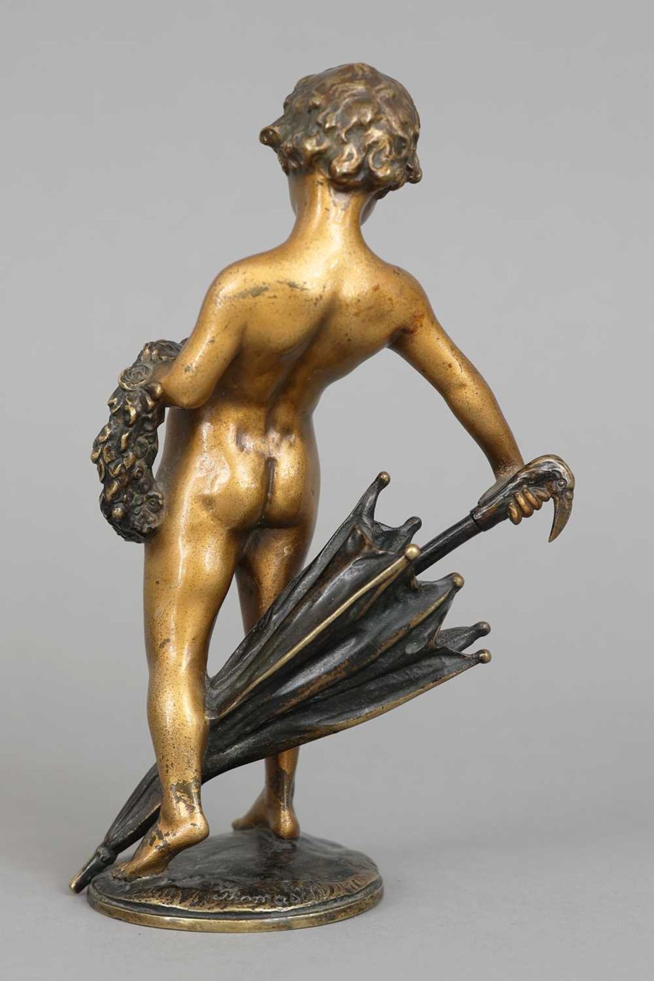 WILHELM THOMASCH (1893-1963) Bronzefigur der Jahrhundertwende "Knabe mit Schirm und Lorbeerkranz" - Image 2 of 5