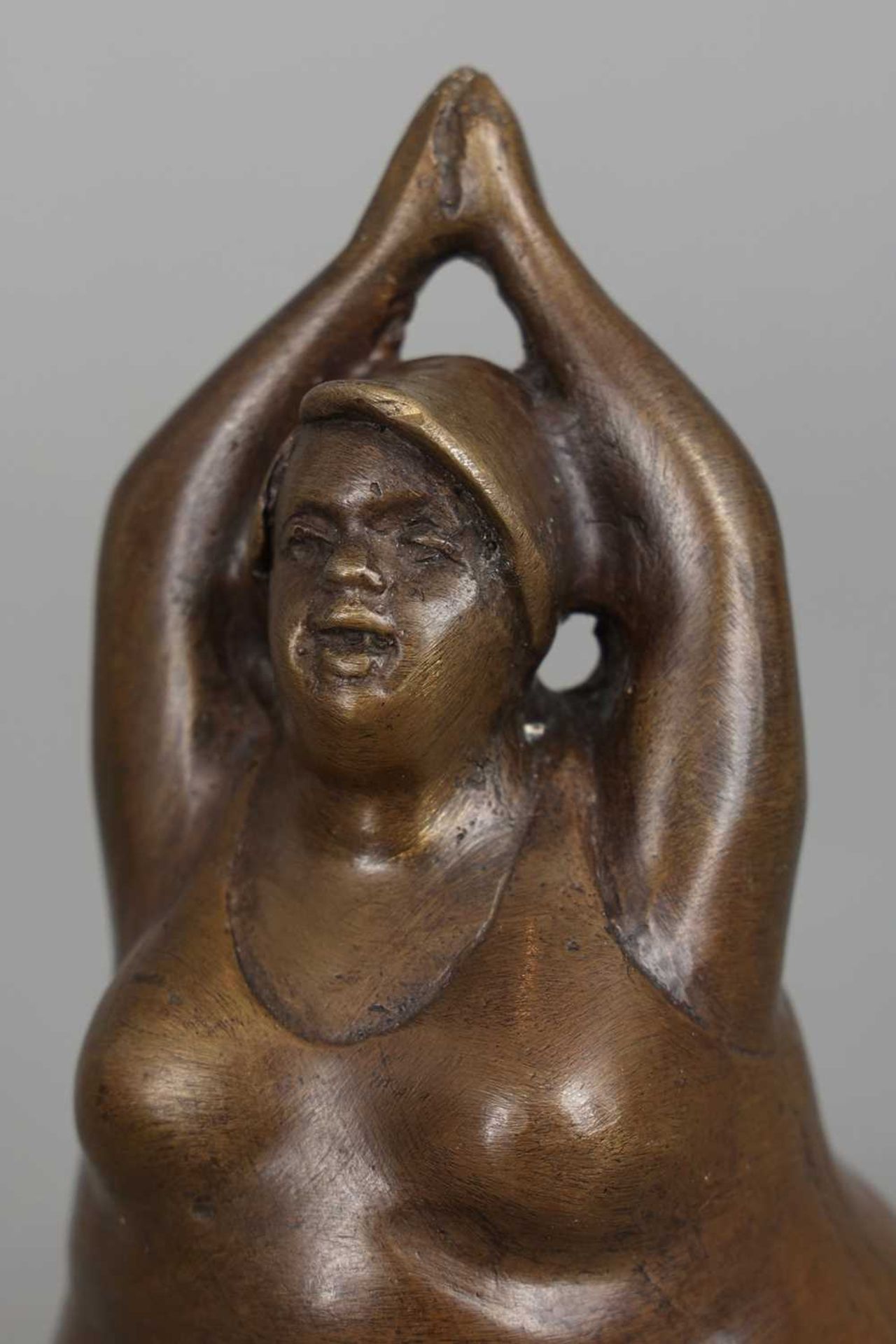 Bronzefigur im Stile BOTERO "Beleibter weiblicher Akt, eine Yoga-Figur turnend" - Image 3 of 3