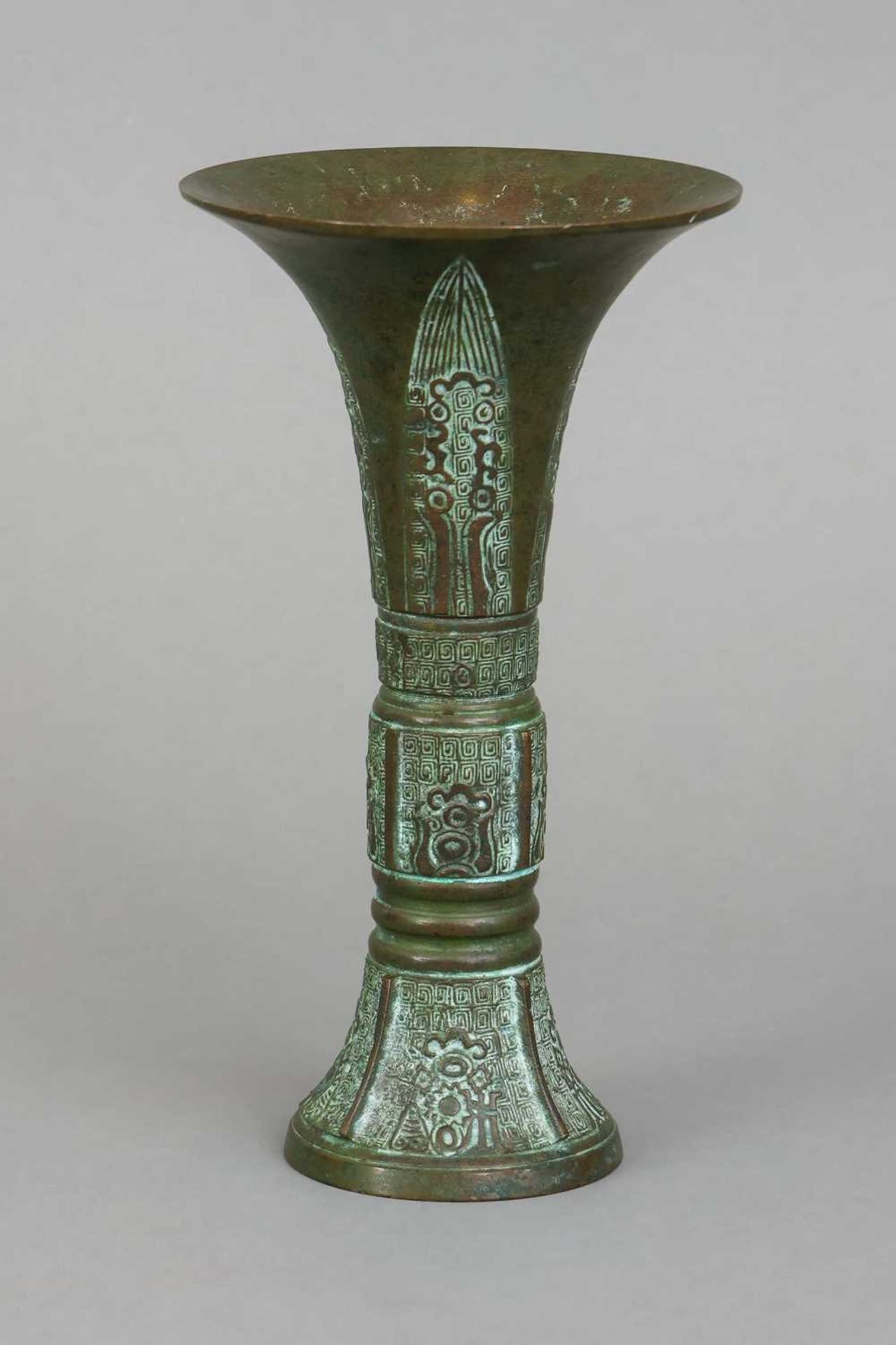 Chinesische Bronze-Vase "Gu" im archaischen Stil