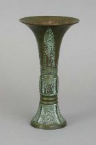 Chinesische Bronze-Vase "Gu" im archaischen Stil