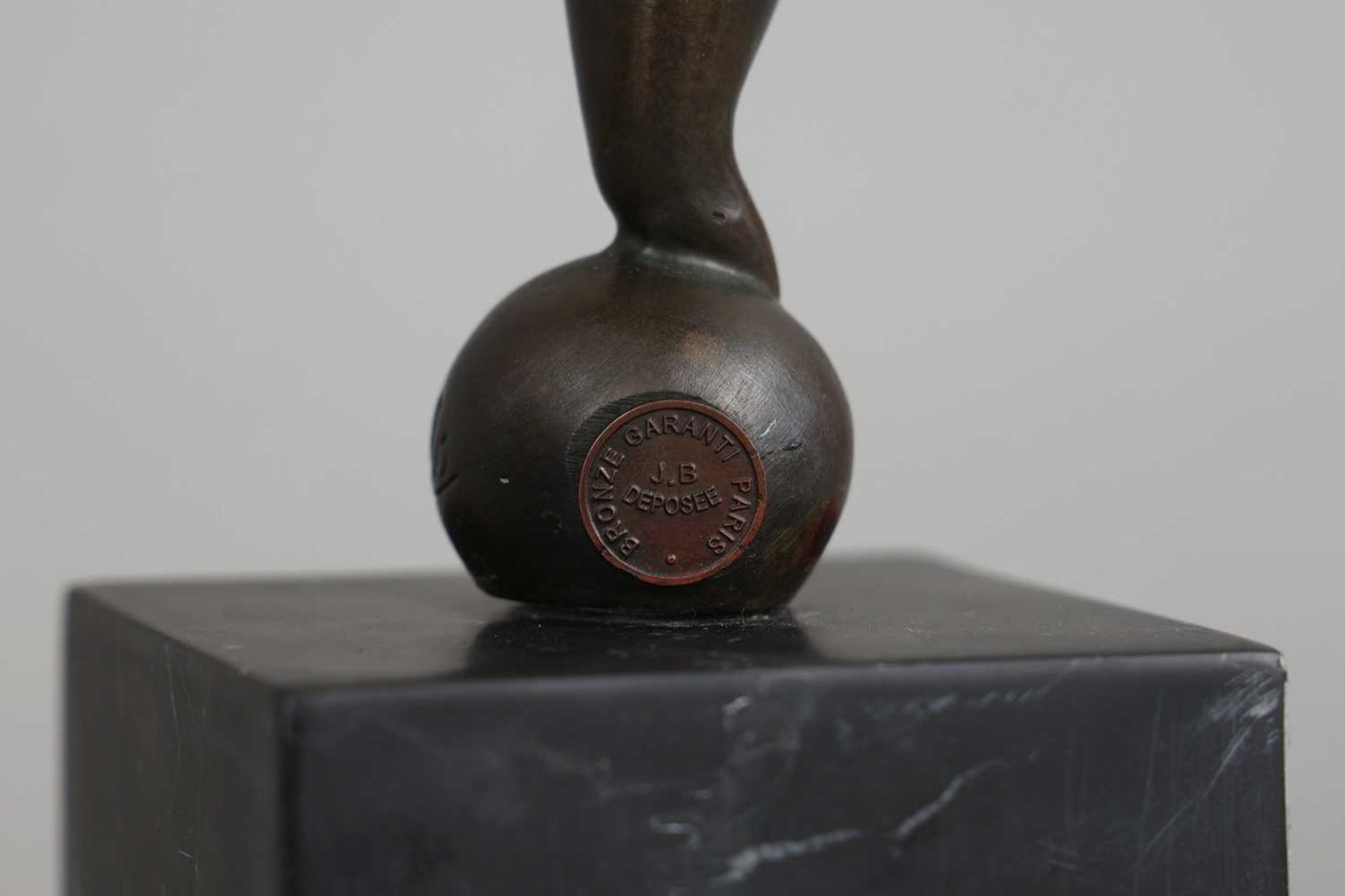 Bronzefigur "Beleibter weiblicher Akt beim Handstand auf Kugel" - Image 4 of 6